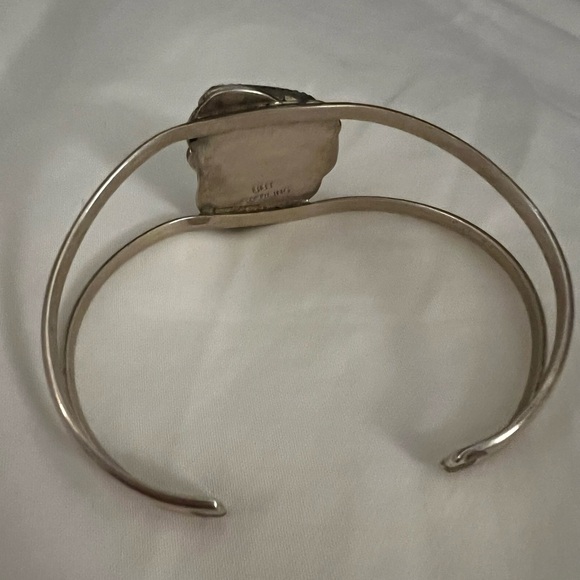 Elegant Silver Cuff Bracelet with Green Stone - Picture 3 of 3